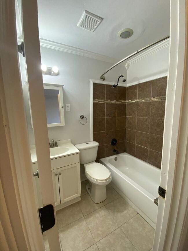 Building Photo - 1504 Oakwood Ave NE