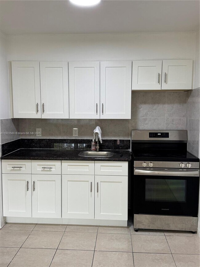 Building Photo - 717 NE 1st St