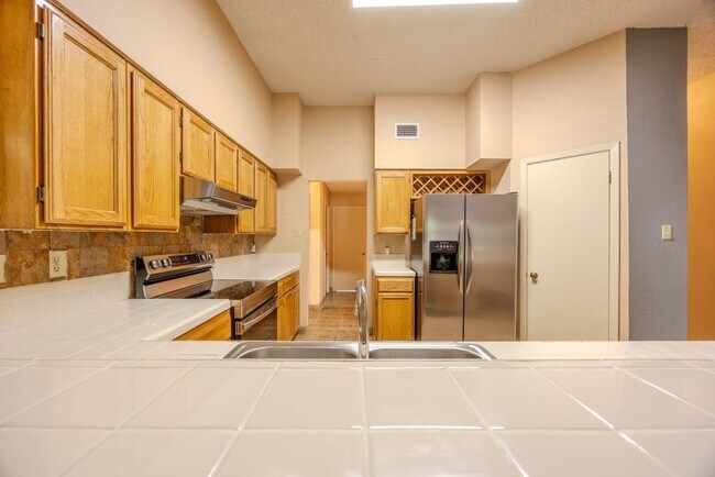 Building Photo - 1425 Longhorn Dr