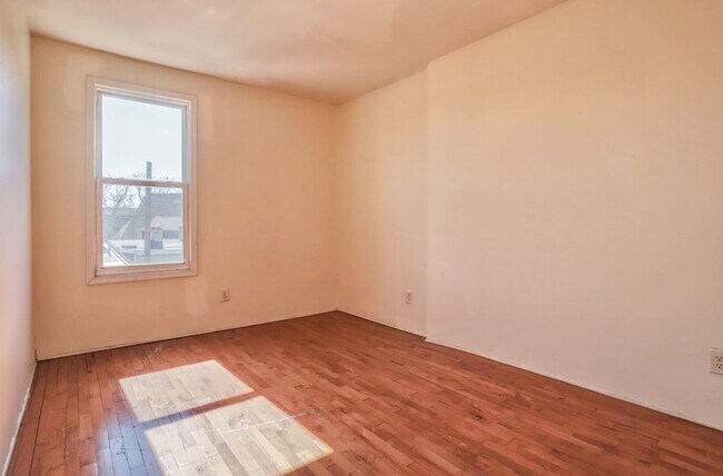 Building Photo - 37 Harmon St