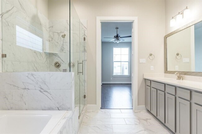 Building Photo - 5836 E Post Oak Ln