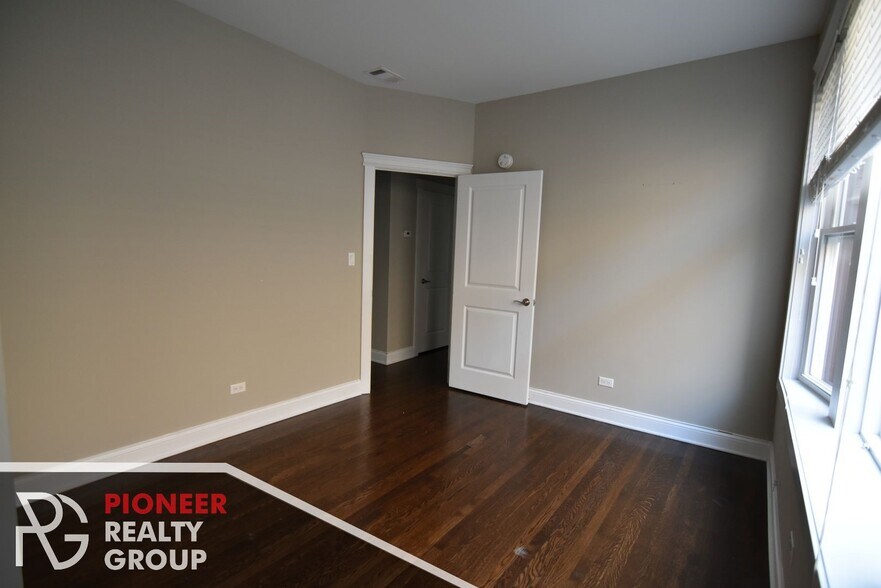 Building Photo - 706 W Buckingham Pl