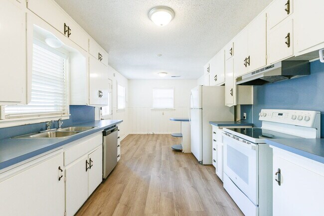 Building Photo - Cute House Convenient to Campus, Shopping,...