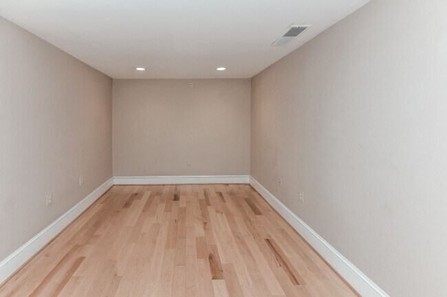 Building Photo - Luxury Two Bedroom near DuPont + Parking
