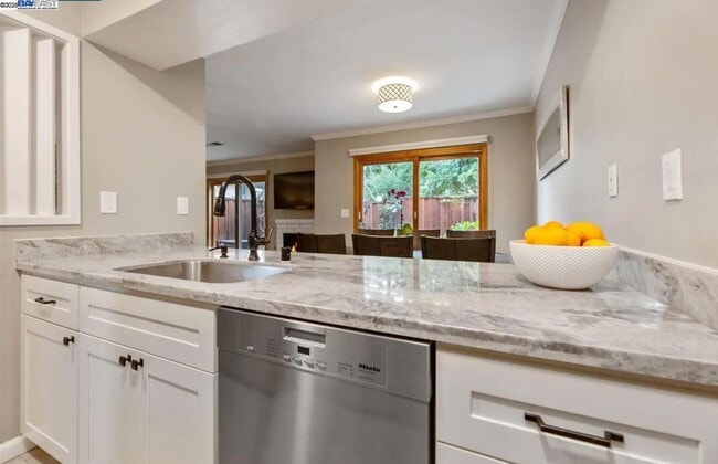 Building Photo - 1133 San Ramon Valley Blvd