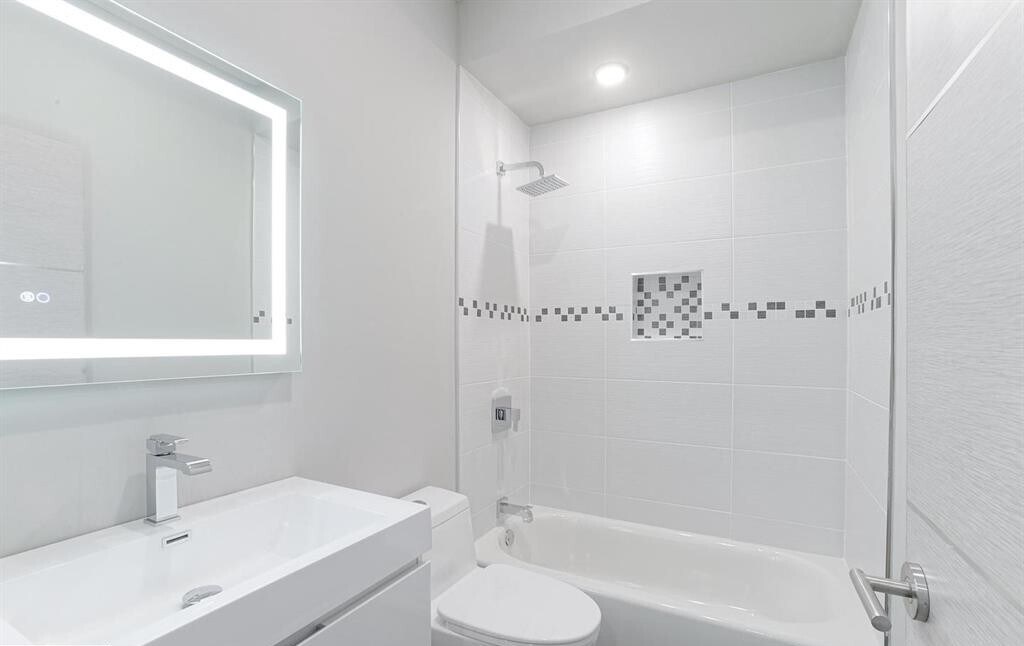 Second bath - 1630 Cambridge St