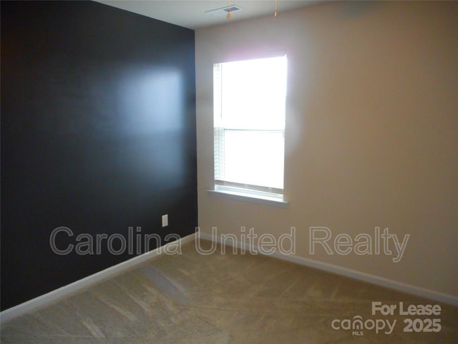 Building Photo - 3058 Eastcott Ave