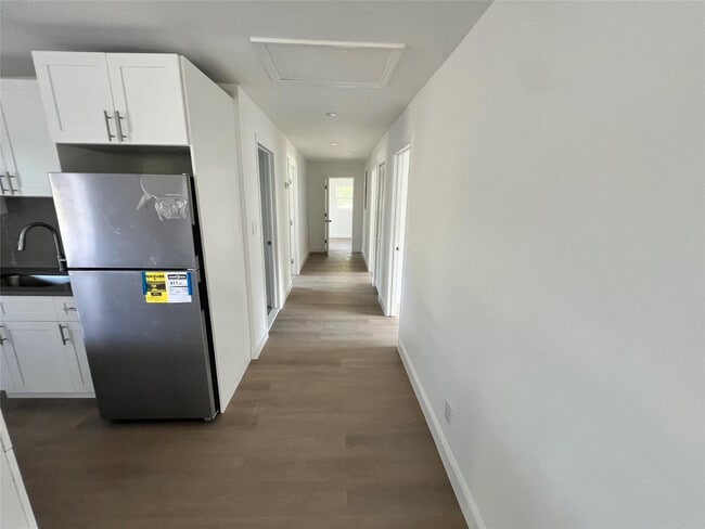 Building Photo - 422 SW 4th Ave