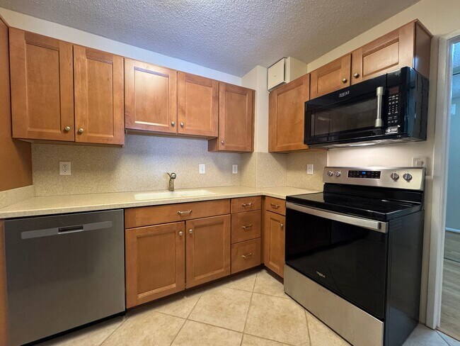 Building Photo - Luxurious Double Suite Condo With 2 Full Baths and Sunroom In Desired Belvedere Condominiums