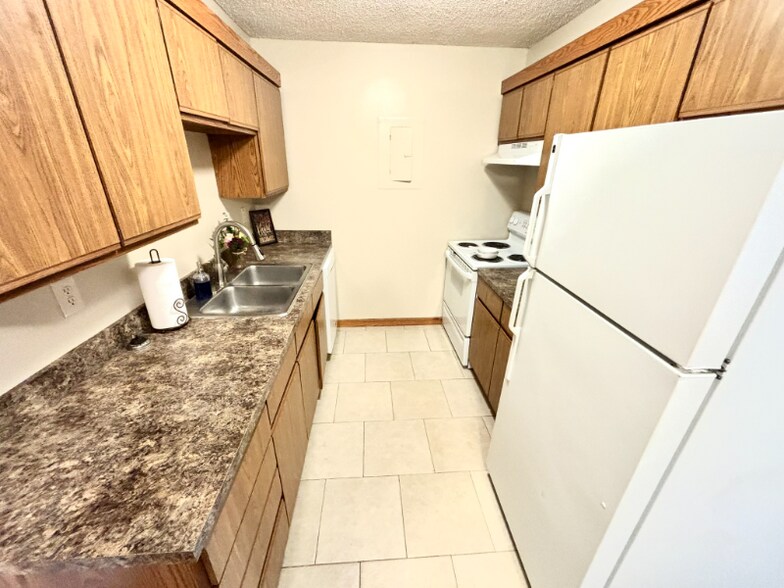 Primary Photo - 5120 Emerald Dr