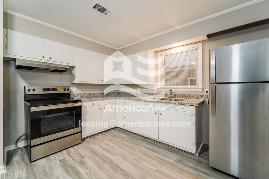 Building Photo - 573 N Park Ln