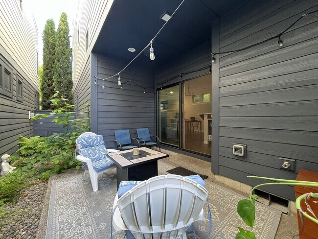 Building Photo - Spacious 2,511 Sq Ft Wilsonville Townhome with Vaulted Loft, Modern Kitchen & Attached Two-Car Ga...