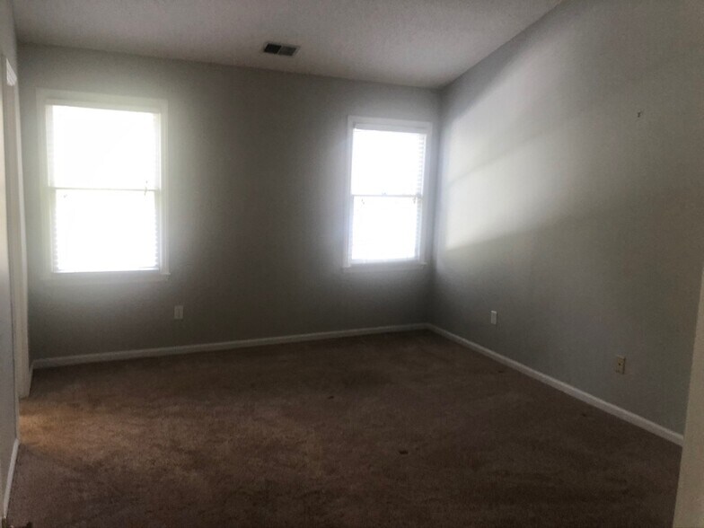 Building Photo - 9105 Kings Canyon Dr