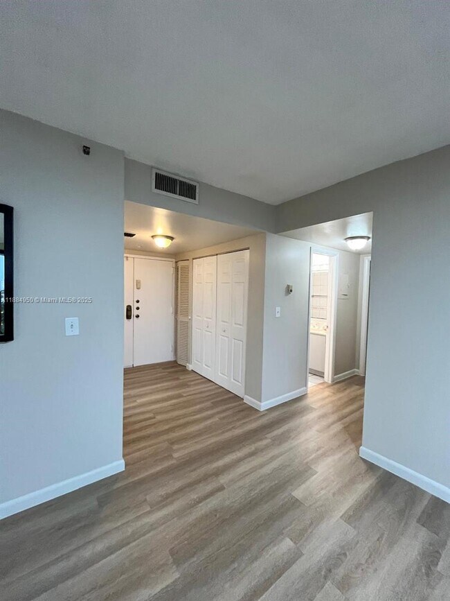 Building Photo - 1470 NE 123rd St