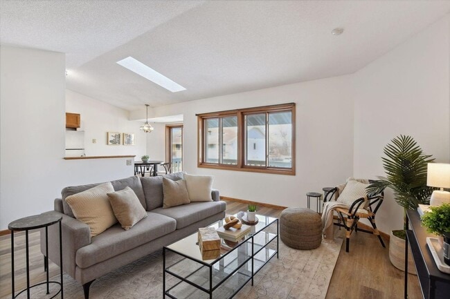 Building Photo - Freshly updated 2 bedroom condo!