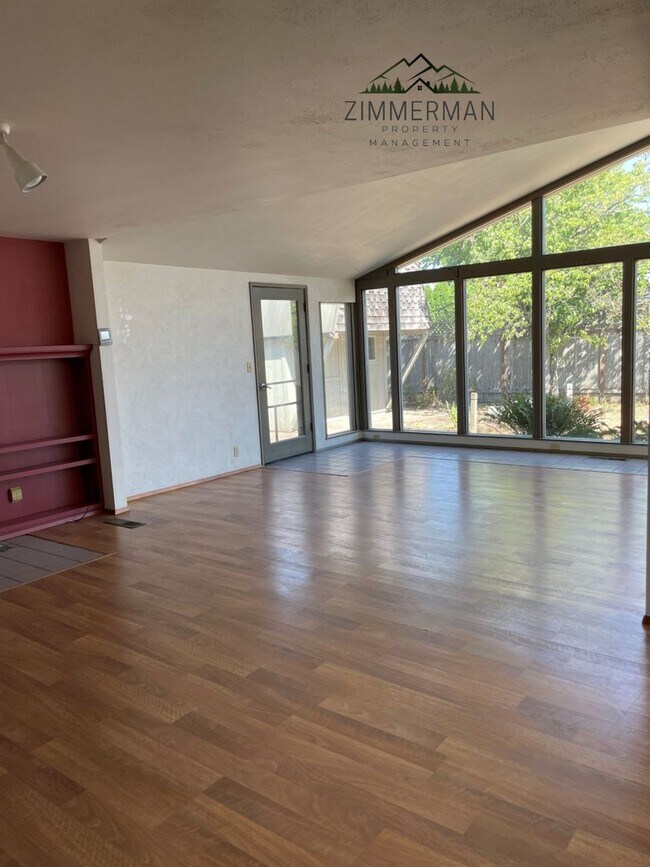 Building Photo - 3 Bedroom, 3 Bathroom Home in Beautiful Sh...