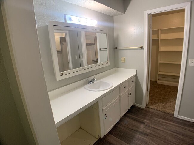 Building Photo - 5 Bedroom Choctaw!