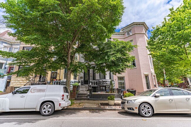 Building Photo - Luxurious Living in NW DC!