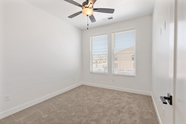 Building Photo - 1082 W Albertine Ln