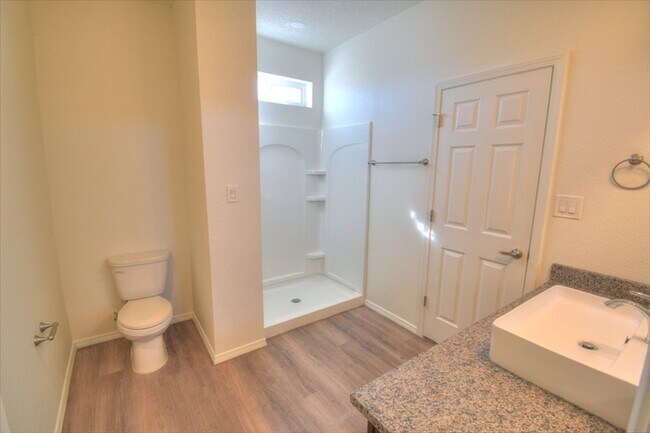 Building Photo - North Valley Town Home READY NOW!