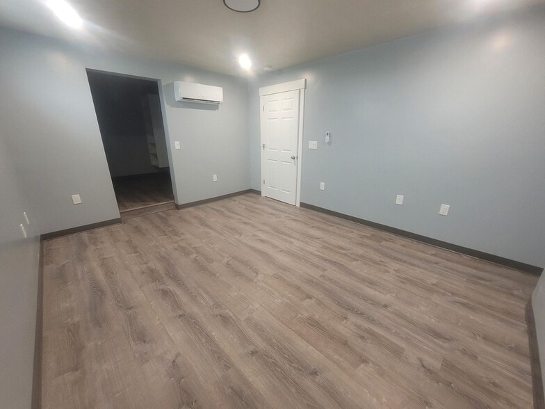 Building Photo - 168 E 70 S