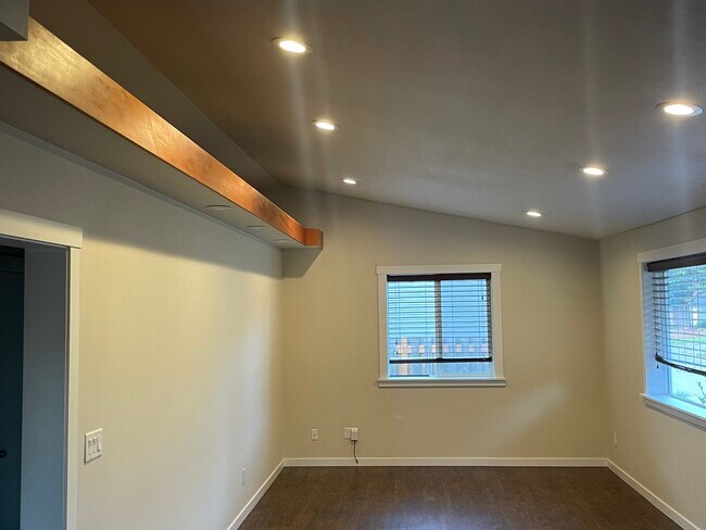 Building Photo - 7005 NE 17th Ave