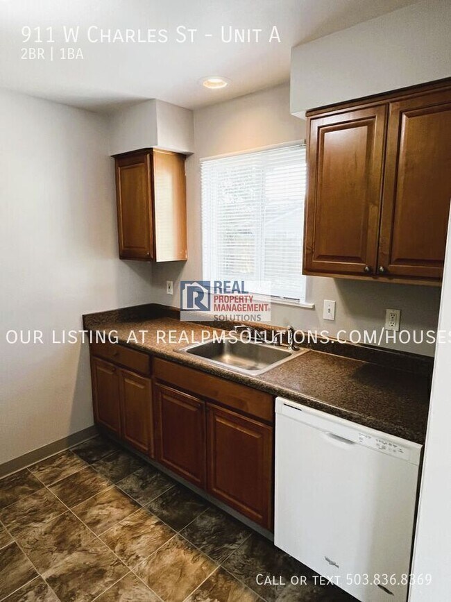 Building Photo - 911 Charles St