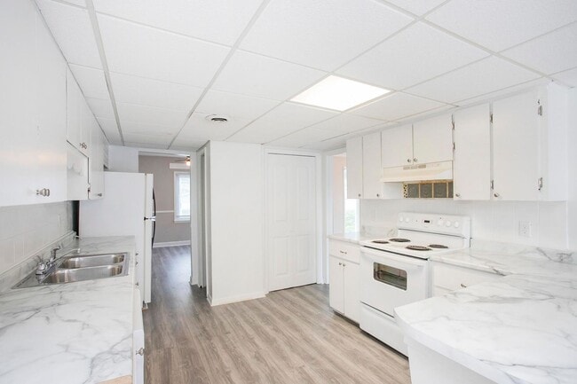 Building Photo - 421 Raintree Dr