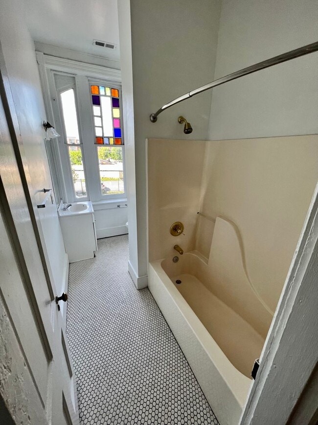 Building Photo - 212 W Main St