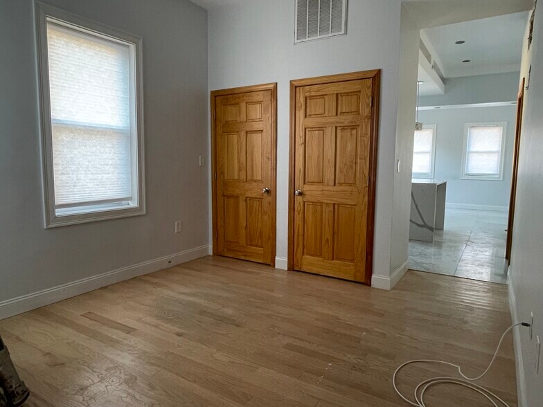 Building Photo - 146 Columbia St