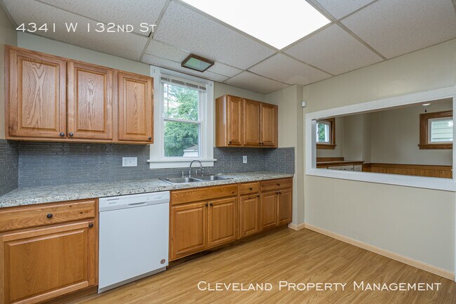 Building Photo - Updated West Side Colonial