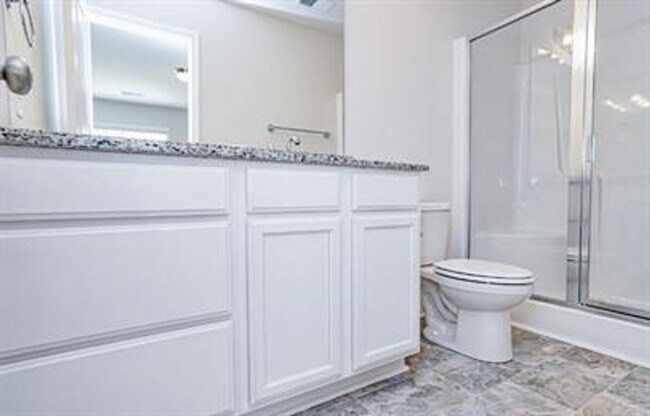 Building Photo - Spacious 3/2 Available Now!