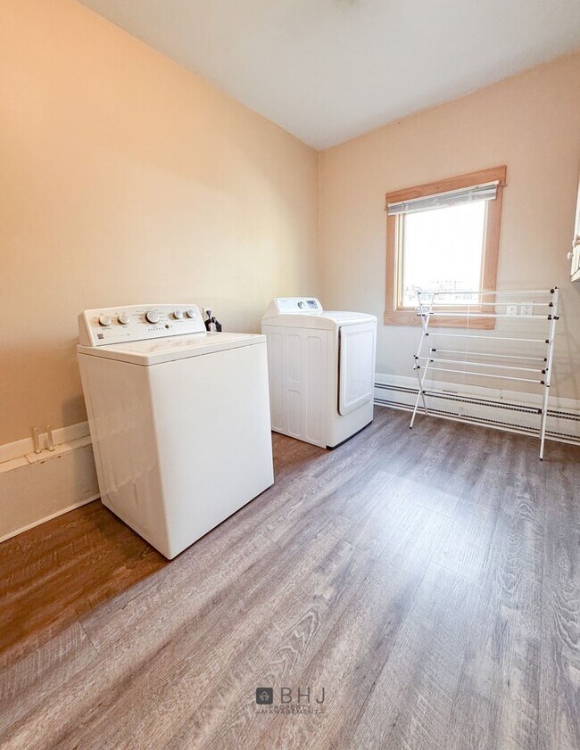 Building Photo - SHORT TERM 6 MONTH ONLY - Dog Friendly 3 b...