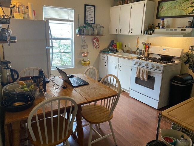 Building Photo - Cozy 2 Bedroom, 1 Bathroom House