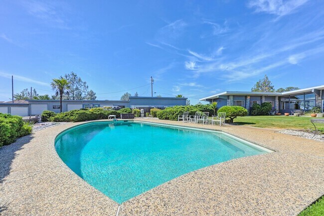 Building Photo - Luxury Living with Stunning 360-Degree Vie...