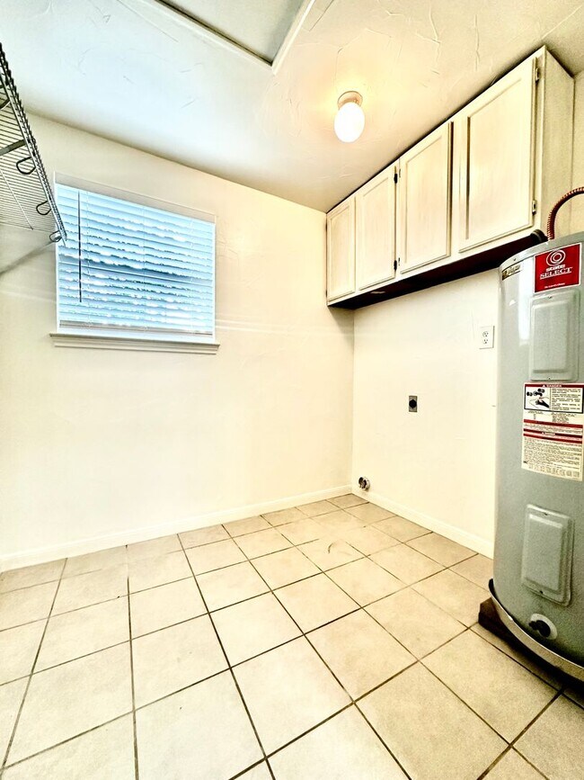 Building Photo - Cozy 2/1 Home