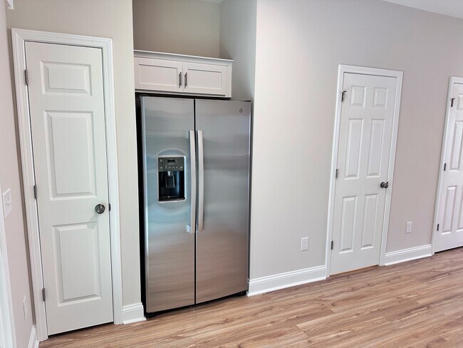 Building Photo - 175 Loren Rd