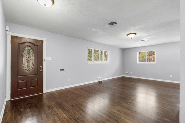 Building Photo - 3521 Jeanette Dr