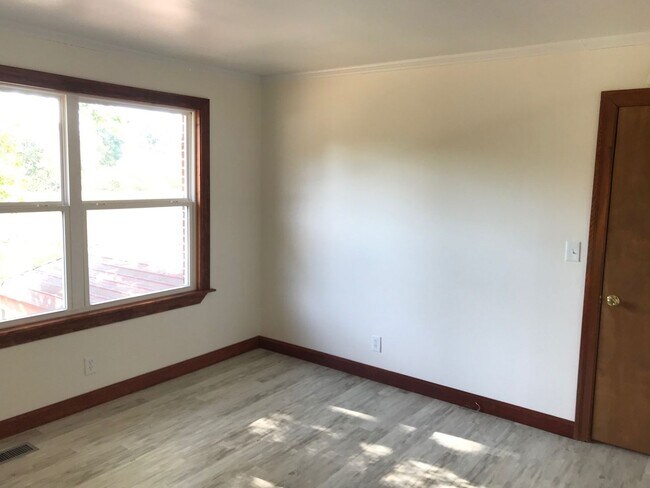 Building Photo - Spacious 3-Bedroom Home in the Heart of Baxter | Basement + Wrap-Around Driveway