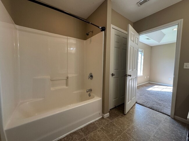 Building Photo - Home in Pioneer Ridge – Pet Friendly & Min...