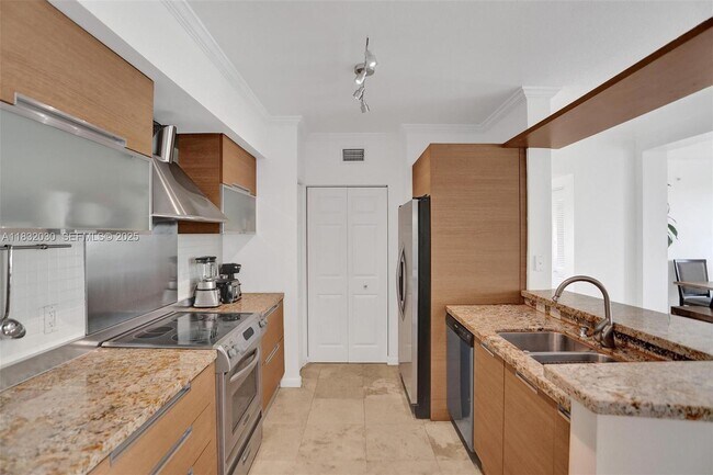 Building Photo - 17100 N Bay Rd