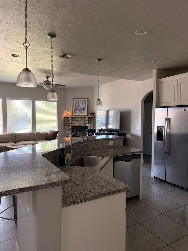 Building Photo - Beautiful Sky Ridge Home