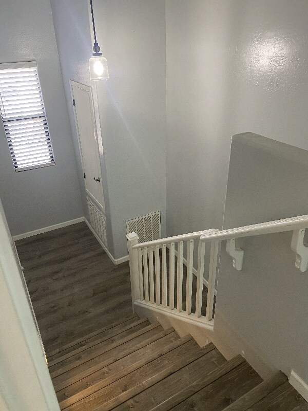 Building Photo - 330 S Farmer Ave