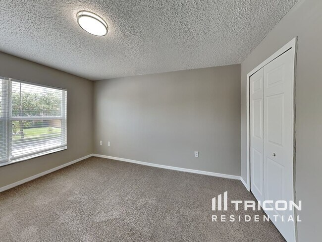 Building Photo - 12610 Lake Vista Dr