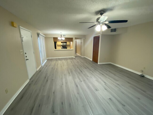 Building Photo - Great 3 Bedroom, 2 Bathroom condo in the V...