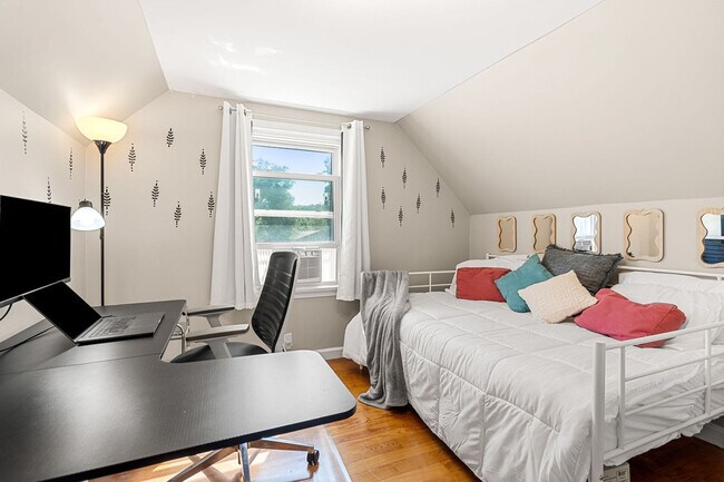 Building Photo - 6 Elwyn Rd