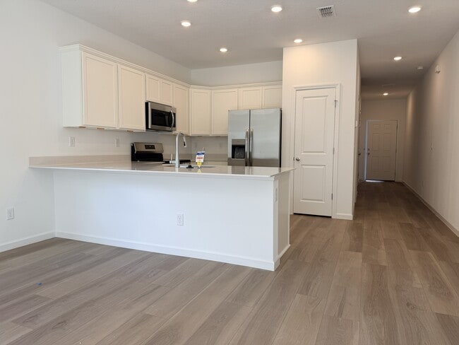 Building Photo - 523 Holly Lks Dr