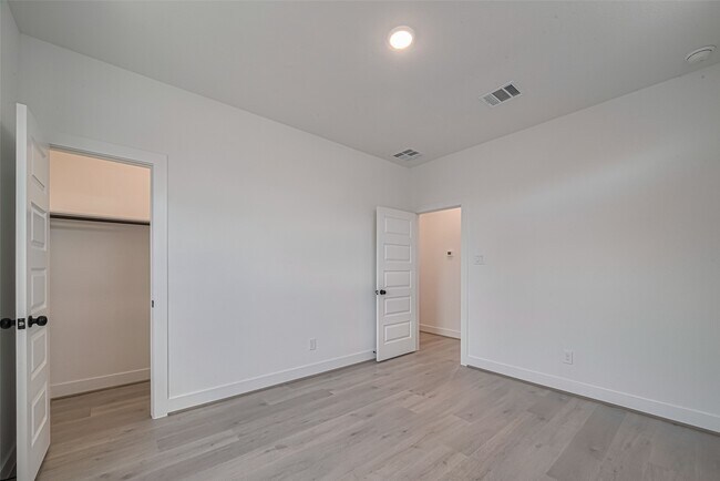 Building Photo - 1348 W 24th St
