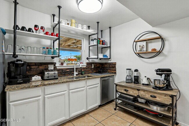 Building Photo - 3712 La Cuesta Dr