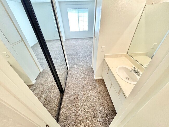 Building Photo - ADORABLE UPSTAIRS CONDO! 2 BEDROOM / 2 FUL...